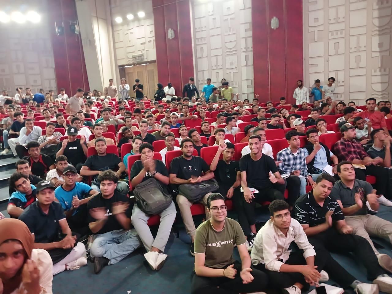 إقبال كبير من طلاب الثانوية العامة على محاضرات المراجعة النهائية بالأقصر إقبال كبير من طلاب الثانوية العامة على محاضرات المراجعة النهائية بالأقصر