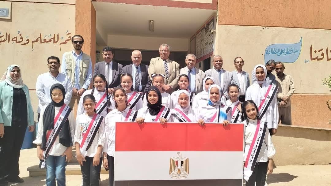صورة تذكارية بالمدرسة صورة تذكارية بالمدرسة