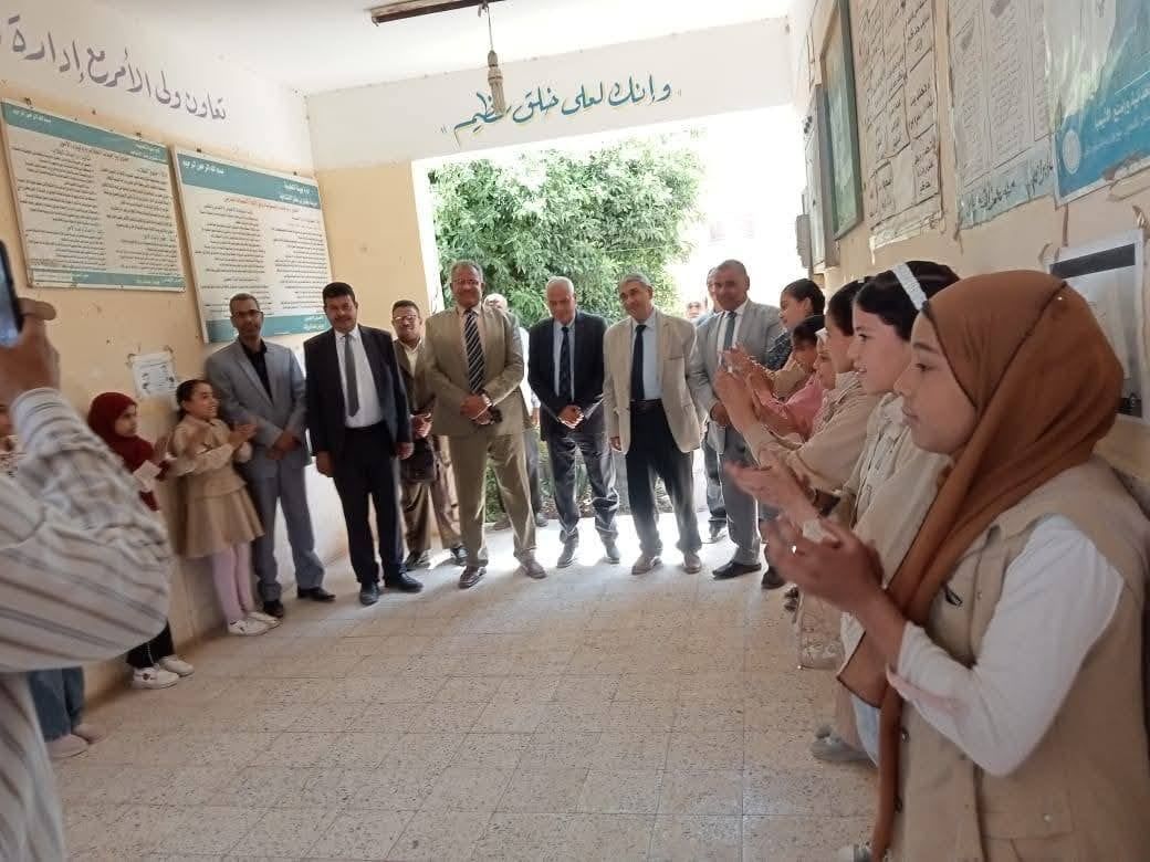إستقبال الوفد بالمدرسة إستقبال الوفد بالمدرسة