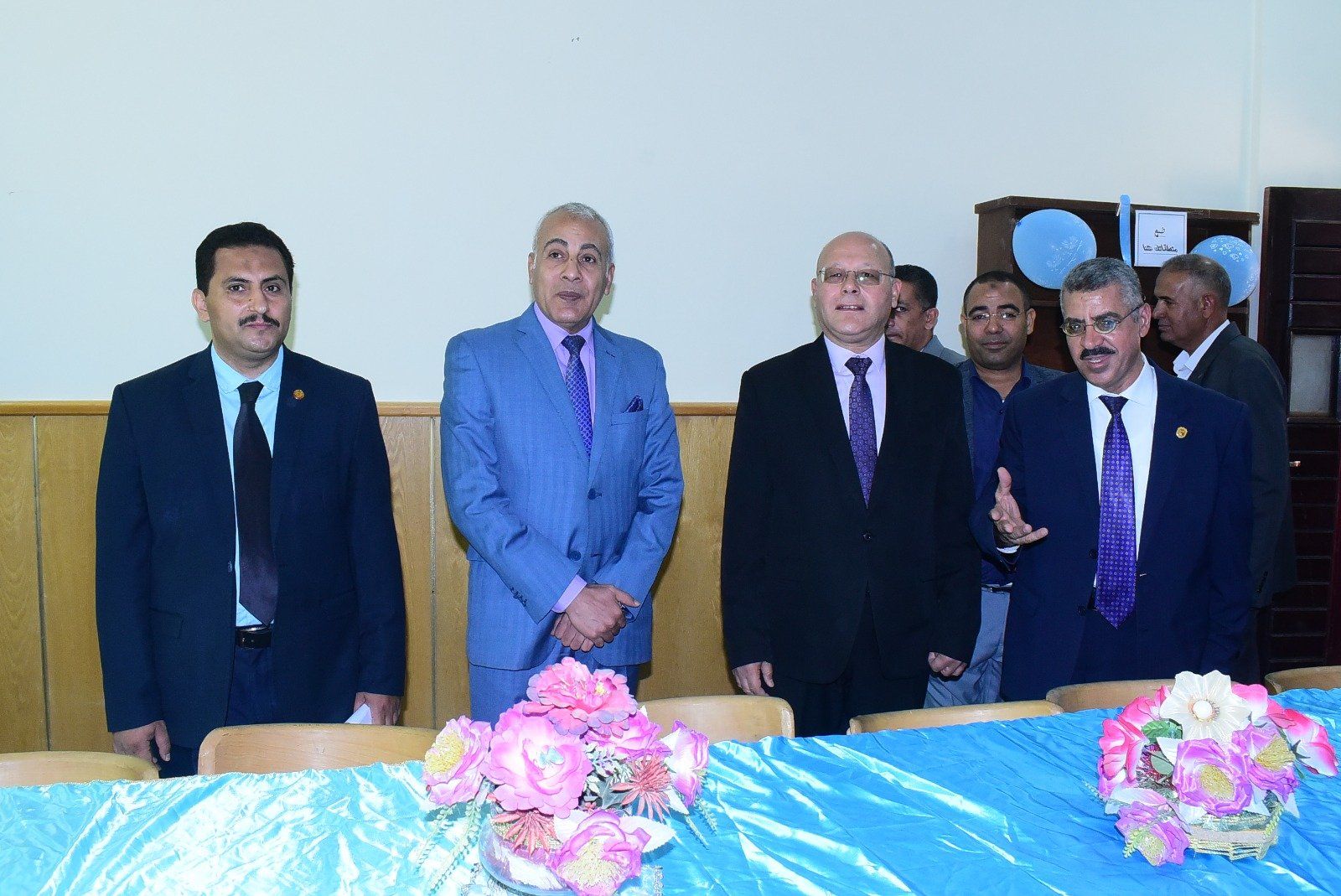 تفقد المكتبة من الداخل تفقد المكتبة من الداخل