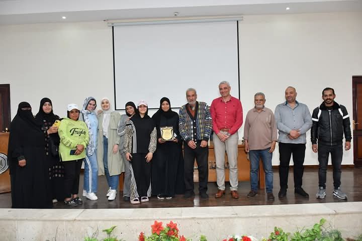 السيدة والعاملين السيدة والعاملين