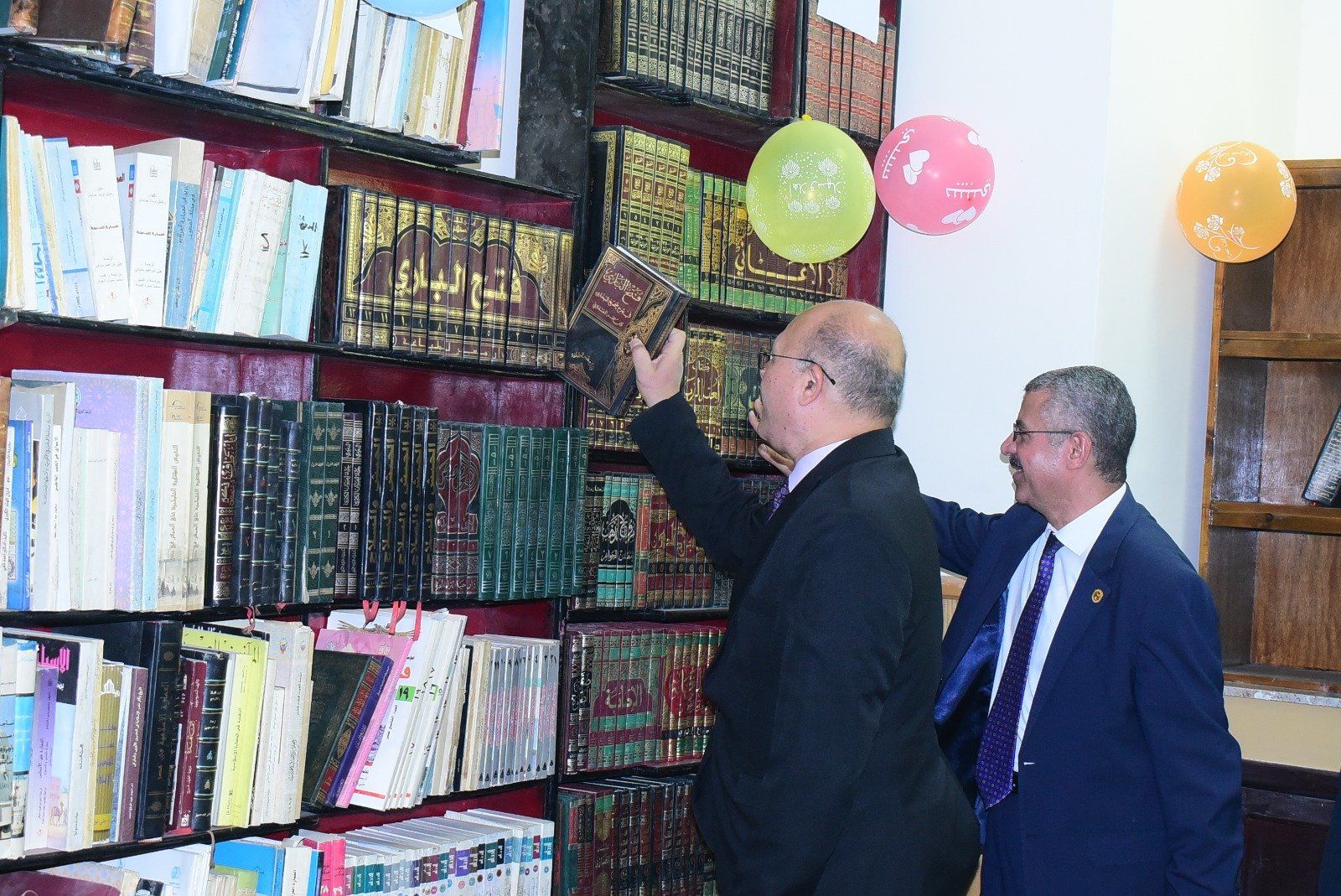 رئيس الجامعة يطالع الكتب رئيس الجامعة يطالع الكتب