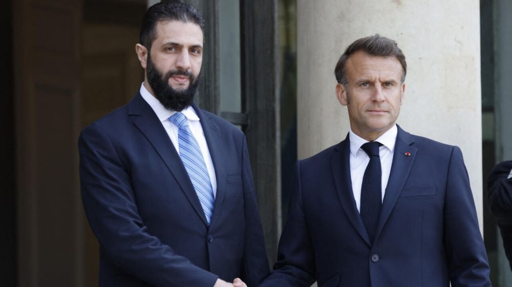 ماكرون خلال استقباله الرئيس الشرع في باريس - france24