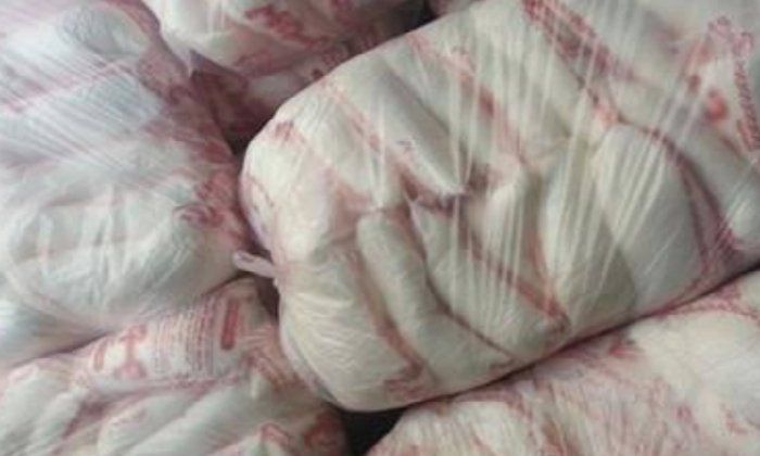 ضبط نصف طن سكر و600زجاجة زيت مجهول المصدر داخل مخزن في البحيرة