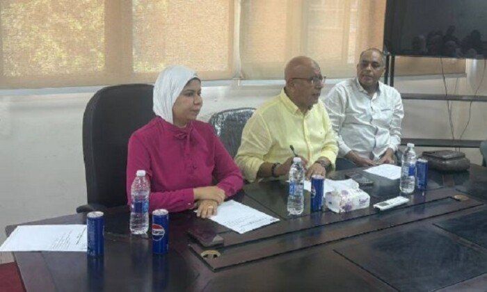 لمناقشة تنمية موارد الوحدات الصحية.. وكيل وزارة الصحة بقنا يعقد إجتماعا ومديري الإدارات الصحية