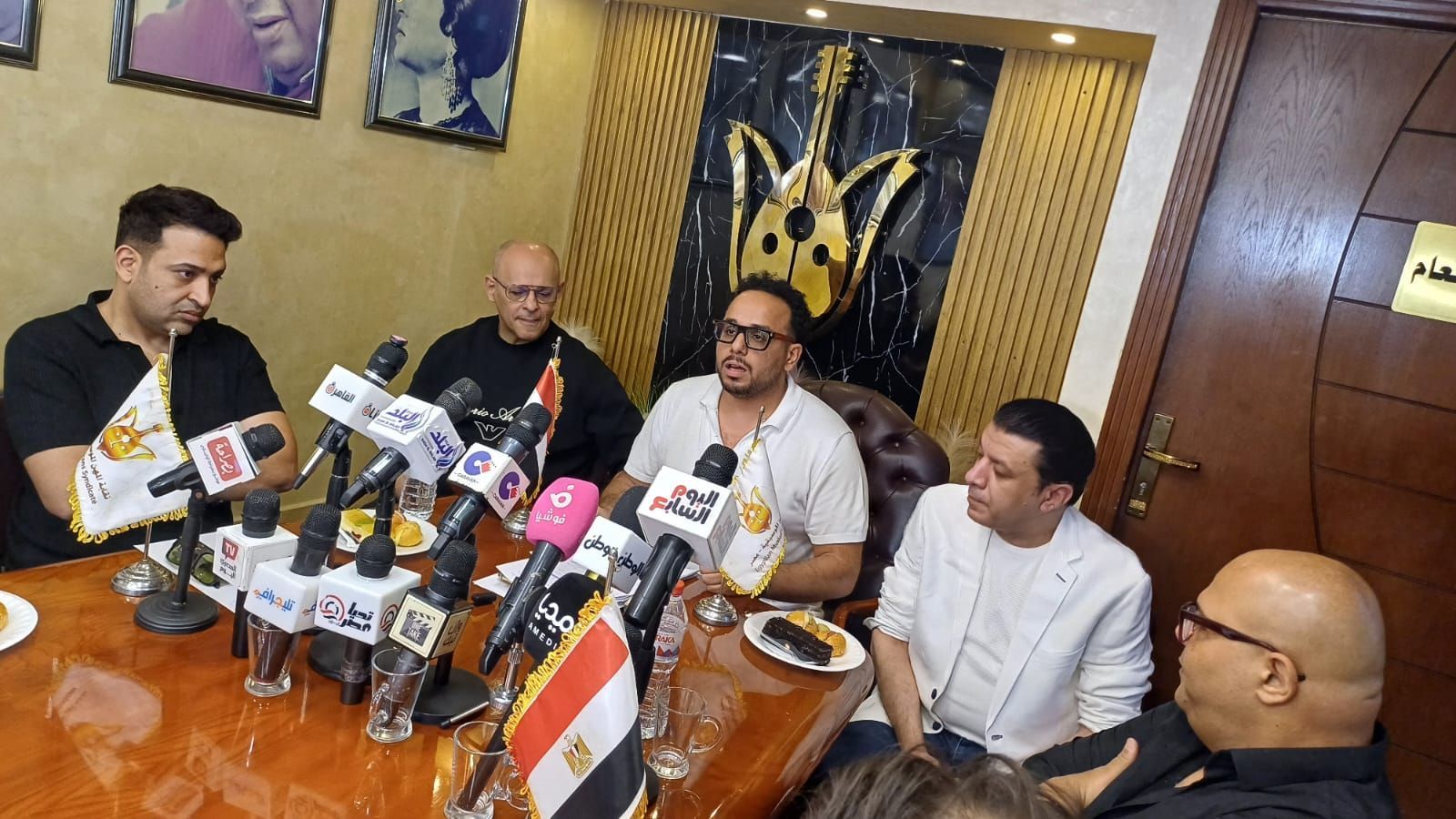 مصطفى كامل يعلن فتح شعبة للشعراء في نقابة الموسيقيين (2) مصطفى كامل يعلن فتح شعبة للشعراء في نقابة الموسيقيين (2)