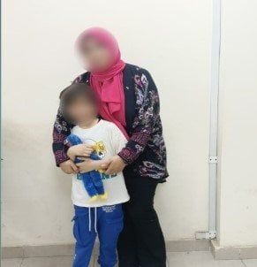 «الداخلية» تعيد طفلا لأحضان والدته بعد اختطافه على يد أسرة زوجها