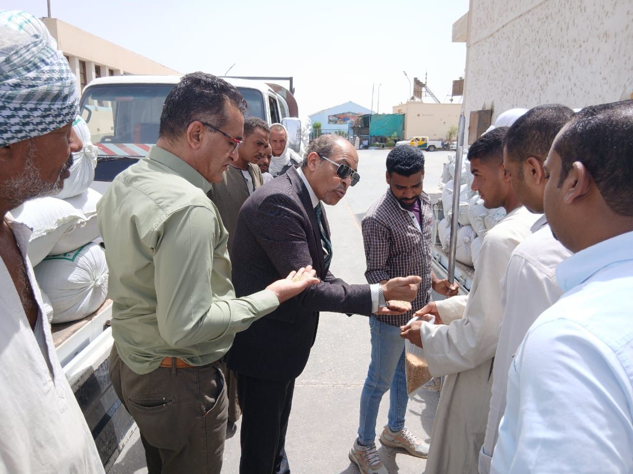 متابعة وكيل الوزارة لتوريد القمح للشون والصوامع متابعة وكيل الوزارة لتوريد القمح للشون والصوامع