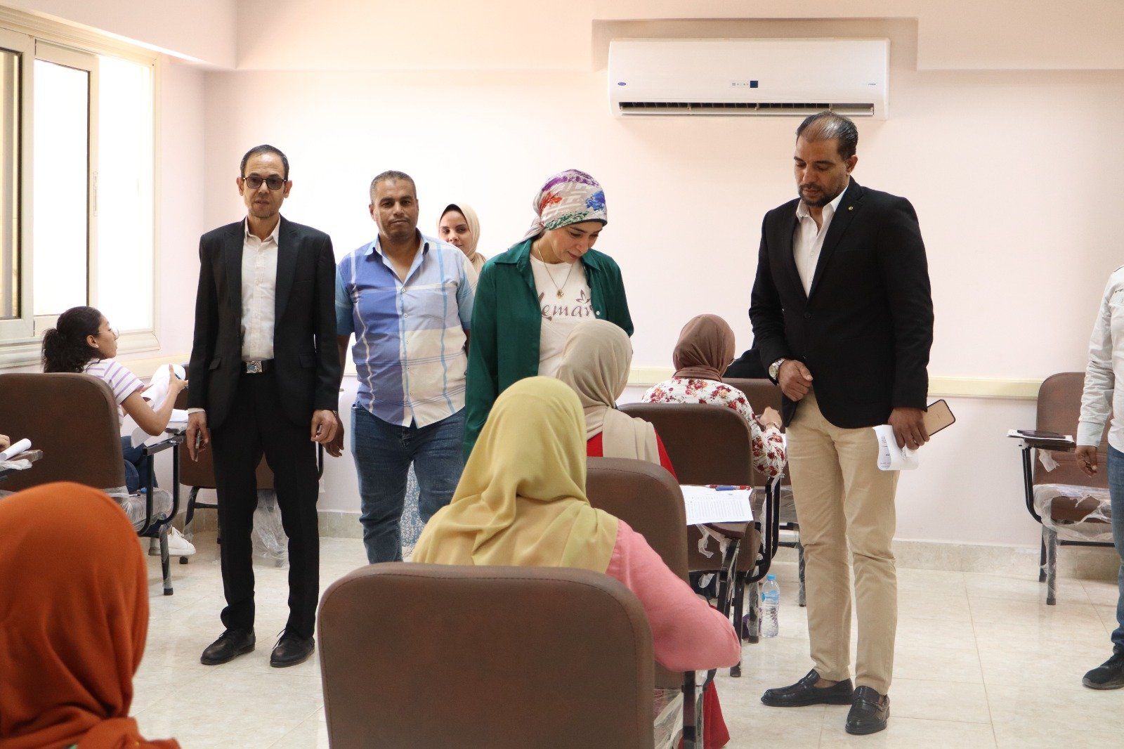 جولة لتفقد امتحانات الفصل الدراسي الثاني بكلية التربية بالأقصر جولة لتفقد امتحانات الفصل الدراسي الثاني بكلية التربية بالأقصر