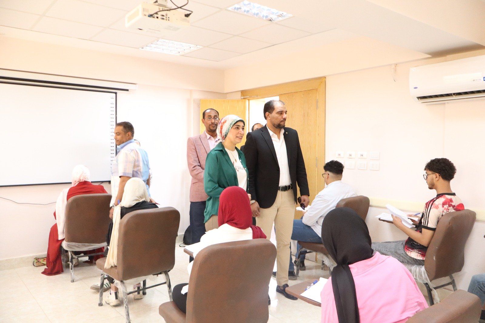 رئيس جامعة الأقصر تتفقد امتحانات الفصل الدراسي الثاني بكلية التربية رئيس جامعة الأقصر تتفقد امتحانات الفصل الدراسي الثاني بكلية التربية