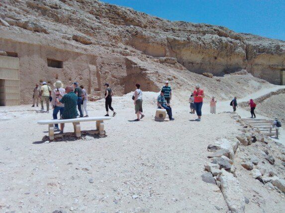 وفد سياحي متعدد الجنسيات يزور منطقة آثار بنى حسن بالمنيا