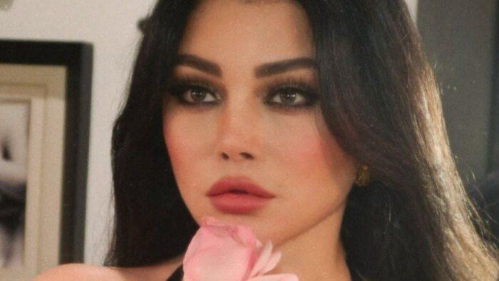 بإطلالة سوداء.. هيفاء وهبي تثير جدلا بفستان مفتوح الصدر «صور»
