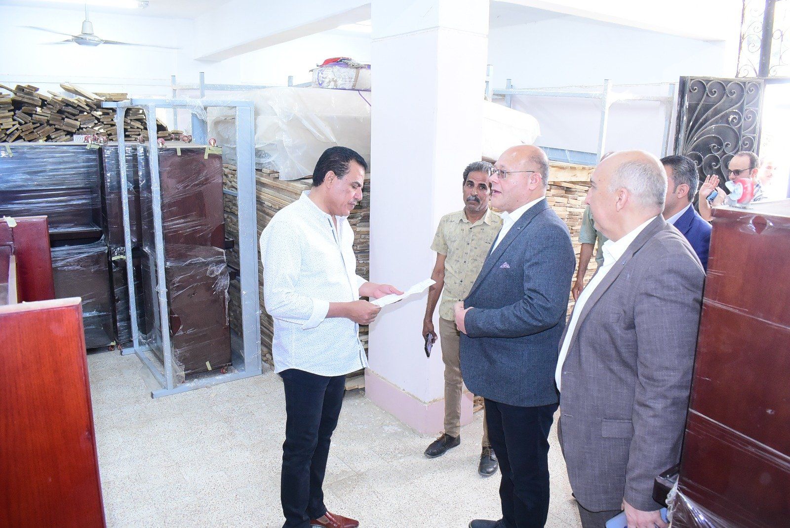 رئيس الجامعة يتابع وصول الأثاث رئيس الجامعة يتابع وصول الأثاث