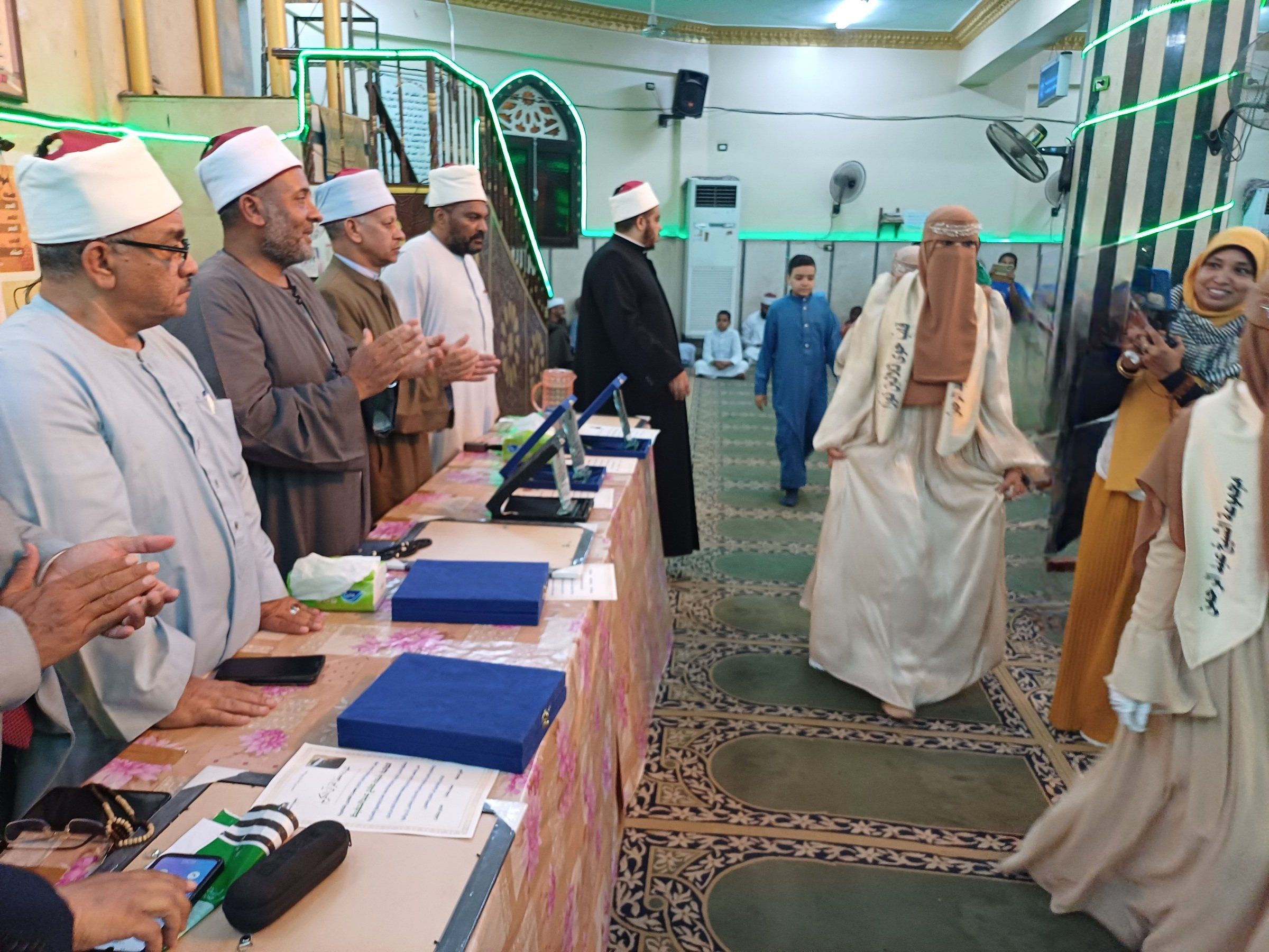 جانب من حفل التكريم جانب من حفل التكريم