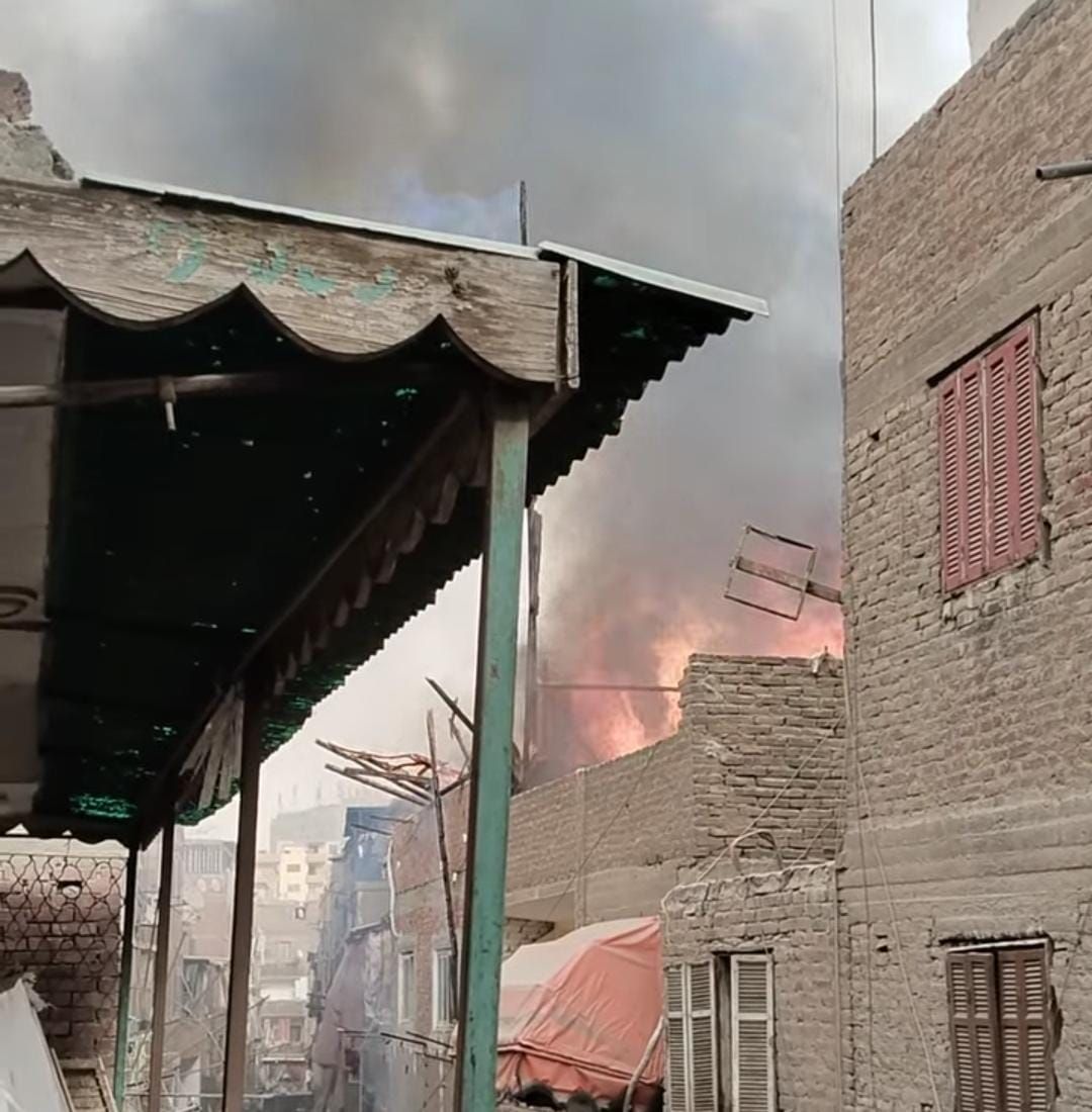 إخماد حريق داخل منزل فى حدائق القبة (1) إخماد حريق داخل منزل فى حدائق القبة (1)