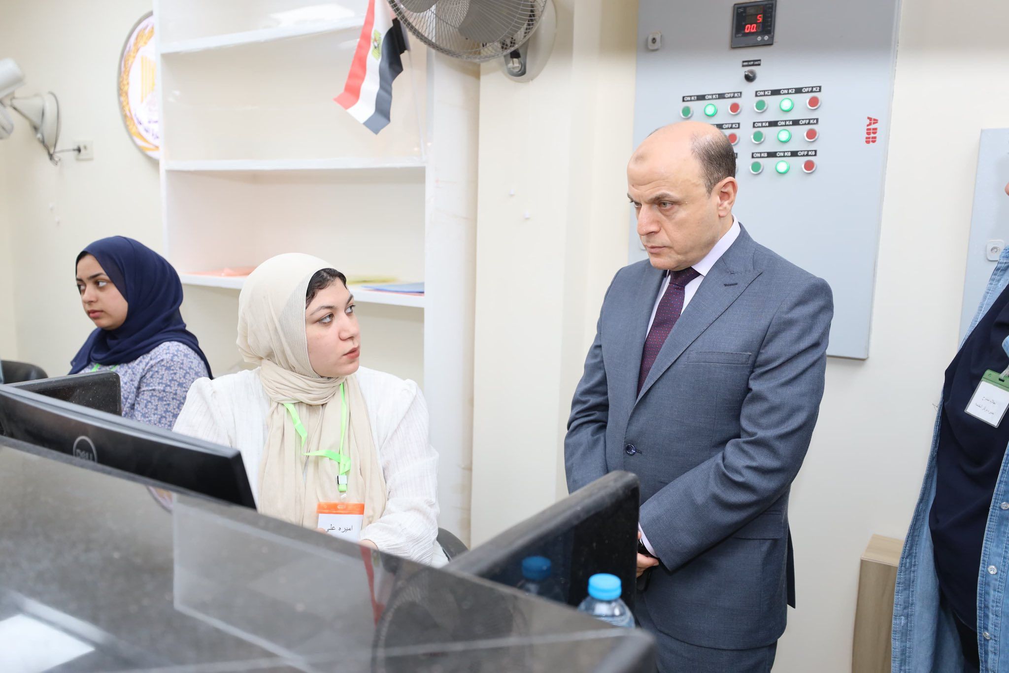 محافظ كفر الشيخ يتابع اسلوب العمل في المكتب