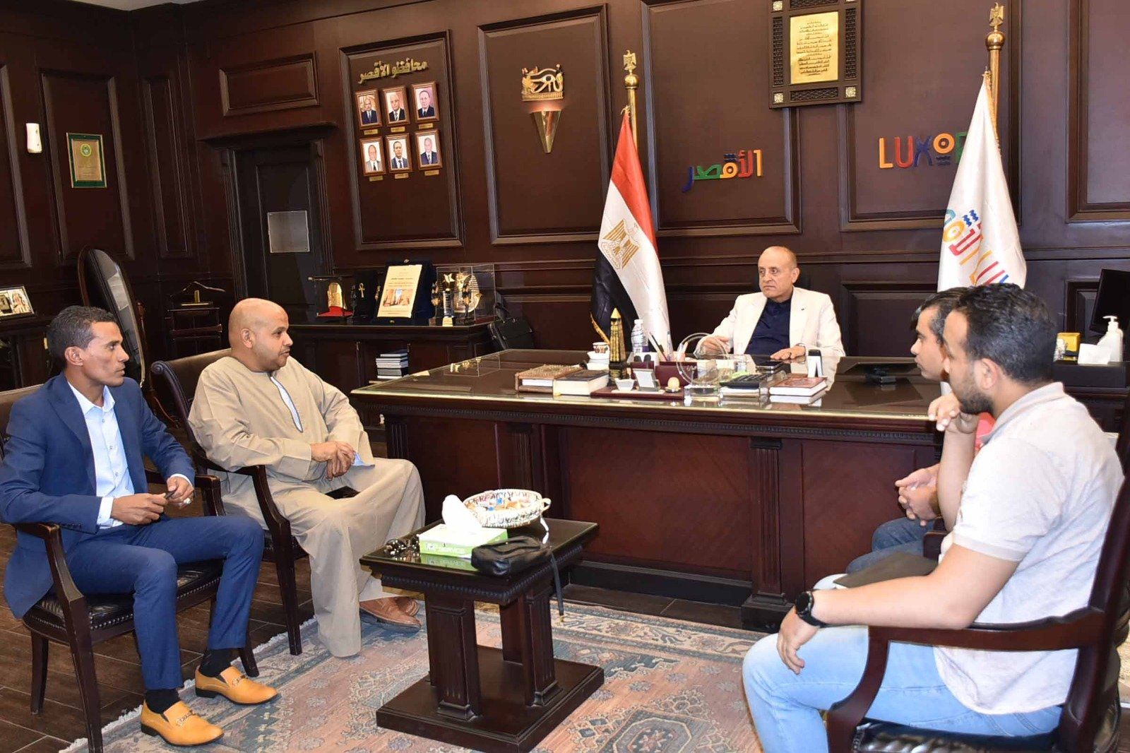 جانب من عرض مطالب أهالى الضبعية على محافظ الأقصر جانب من عرض مطالب أهالى الضبعية على محافظ الأقصر