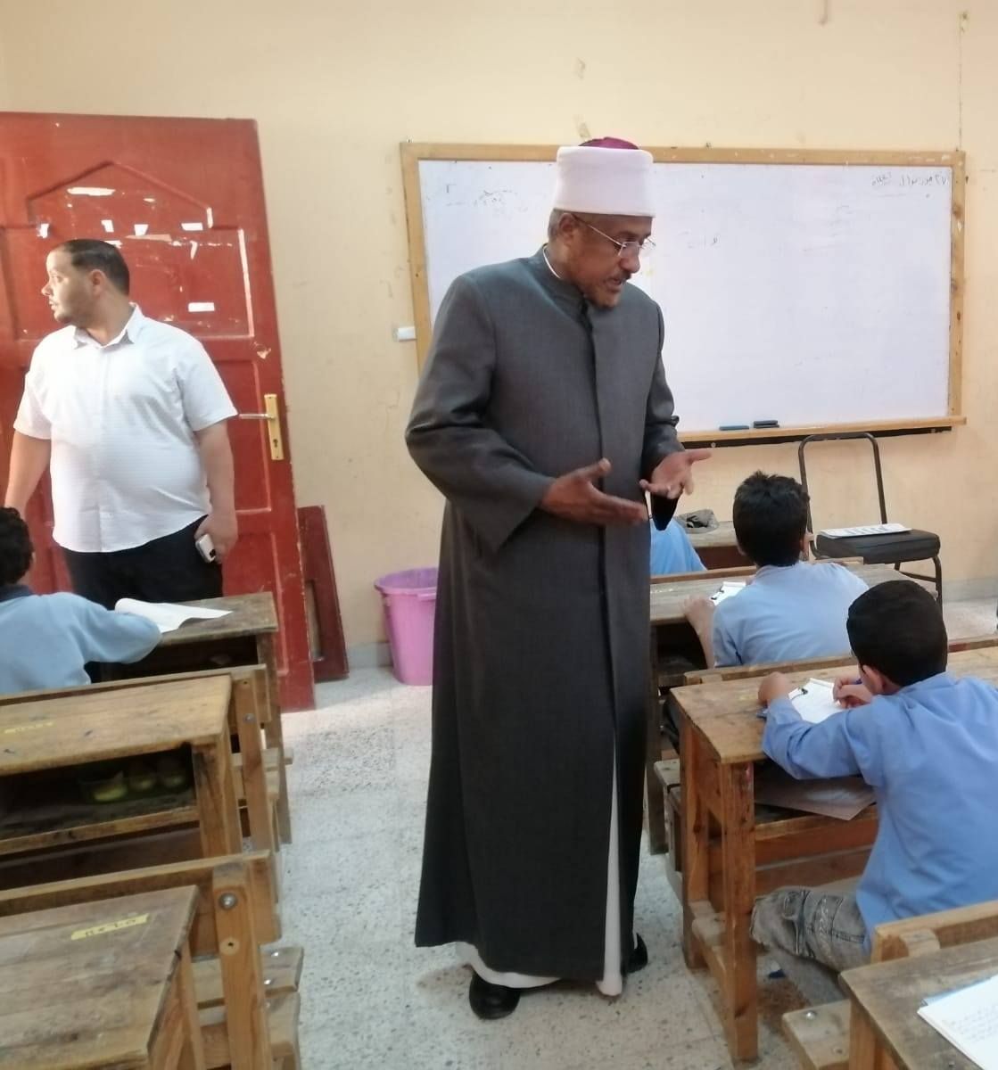 رئيس منطقة الأقصر الأزهرية يتابع انتظام لجان امتحانات الشهادات رئيس منطقة الأقصر الأزهرية يتابع انتظام لجان امتحانات الشهادات
