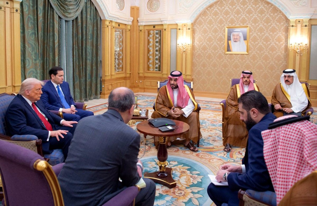 جانب من اللقاء الأميركي - السعودي - السوري في الرياض (أ ف ب)