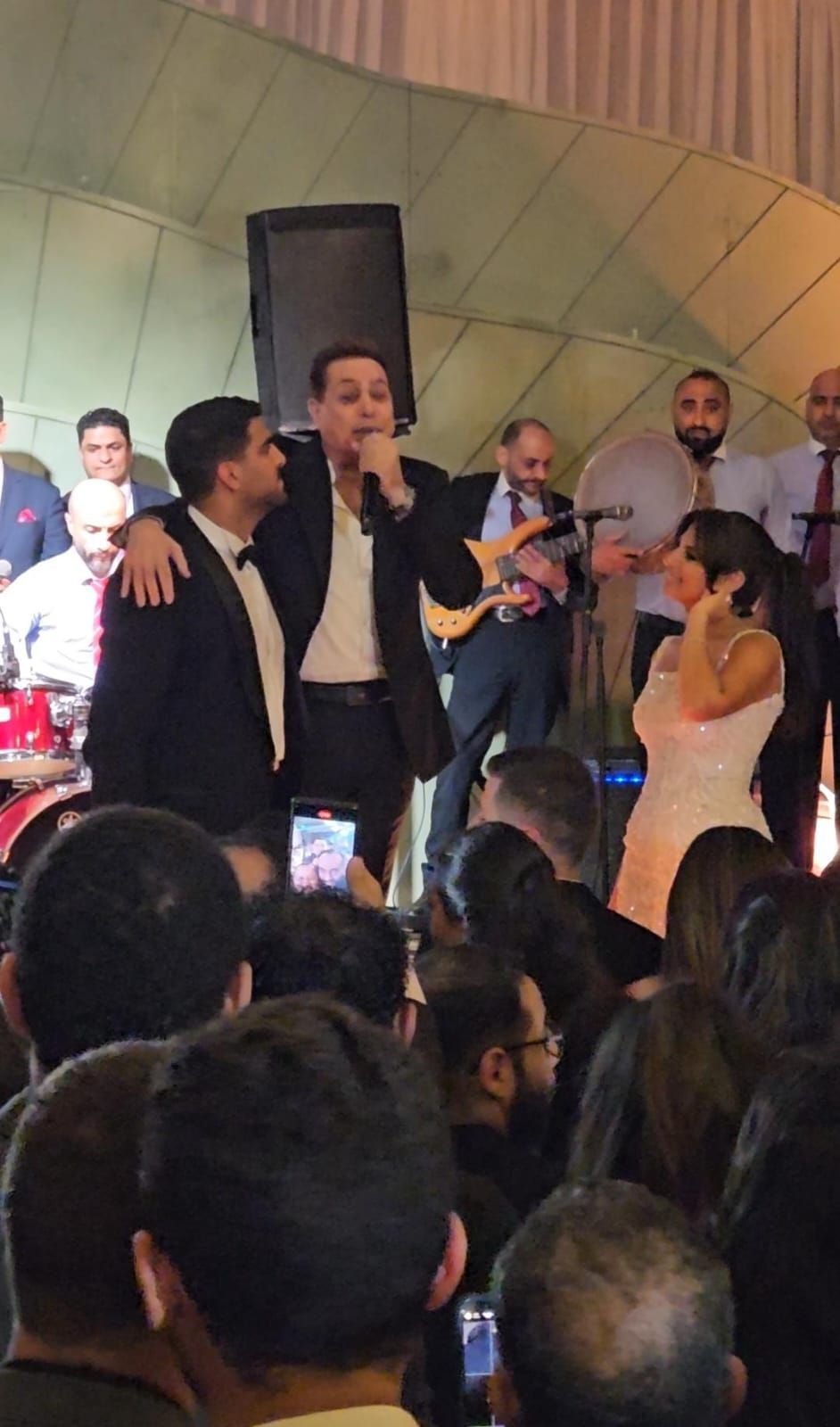 حكيم فى حفل زفاف هيا ابنة أمل رزق (1) حكيم فى حفل زفاف هيا ابنة أمل رزق (1)