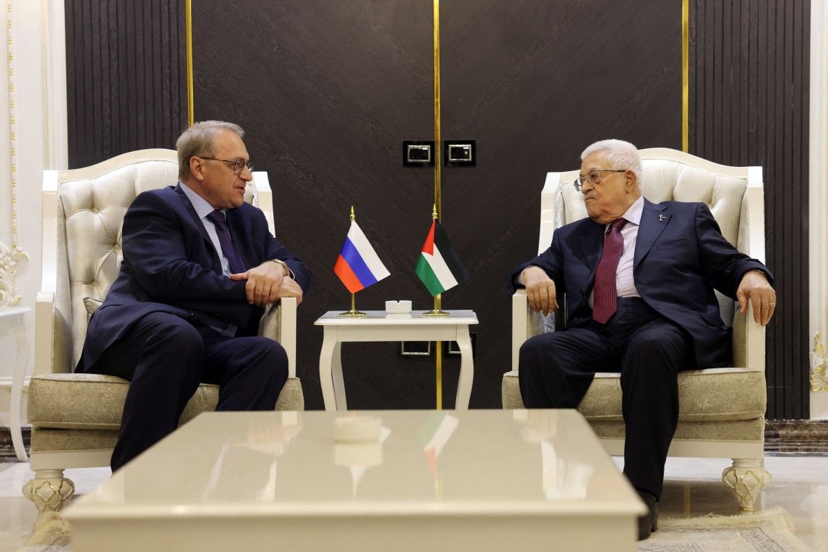 الفلسطينية الرئيس الفلسطيني محمود عباس خلال لقائه بالمبعوث الخاص للرئيس الروسي ميخائيل بوغدانوف. (أ ف ب)