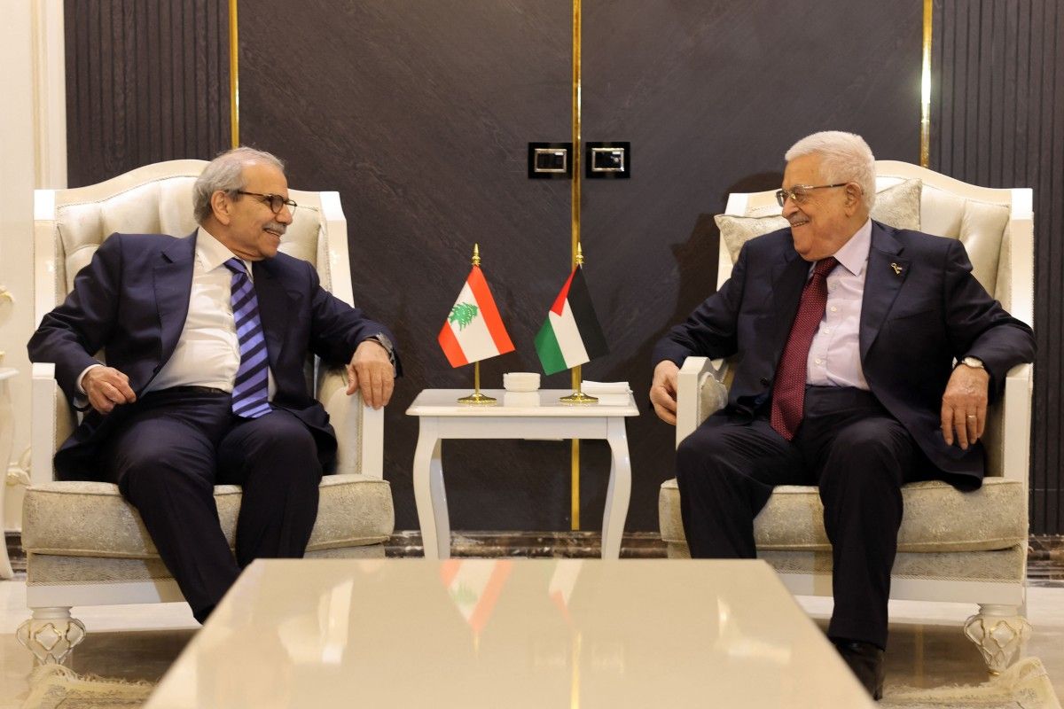 الرئيس الفلسطيني محمود عباس في اجتماع مع رئيس الوزراء اللبناني نواف سلام. (أ ف ب)