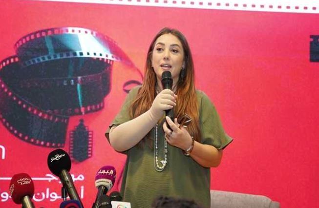 كندة علوش عن تكريمها بمهرجان أسوان: «بنتي فرحانة بتكريمي وعايزة تحتفظ بالجائزة»