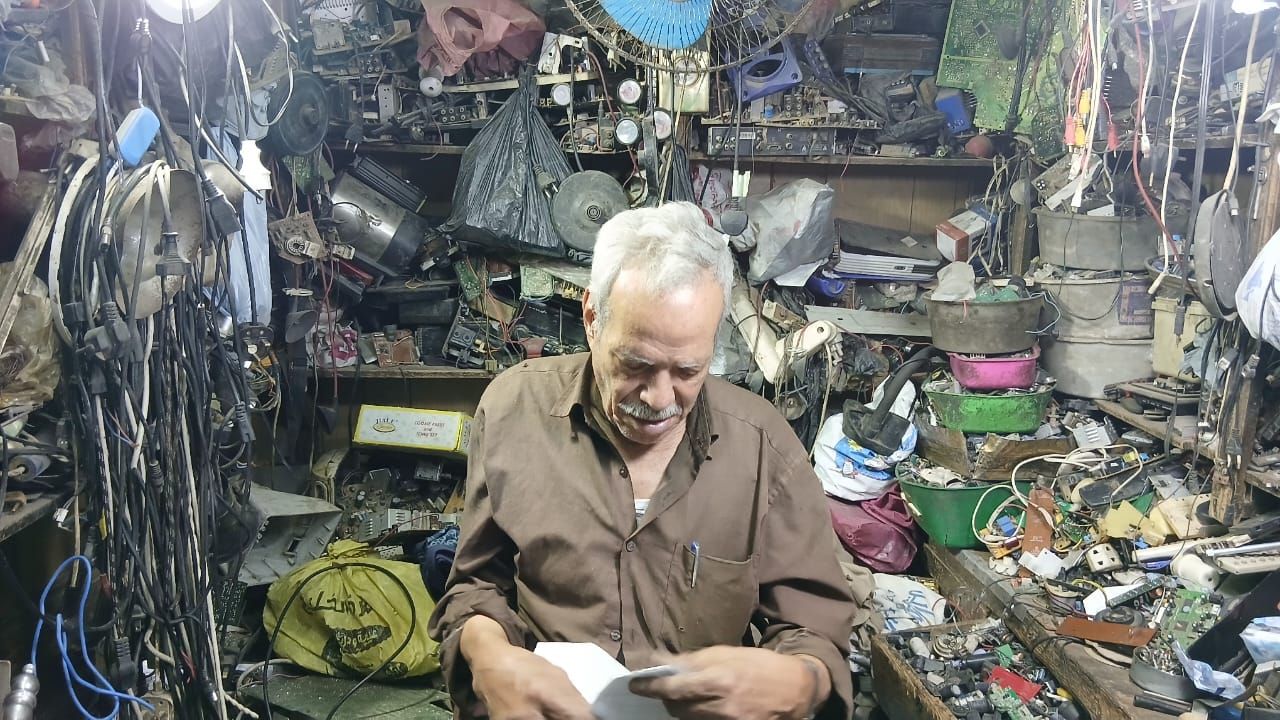 العم جمعة داخل المحل العم جمعة داخل المحل