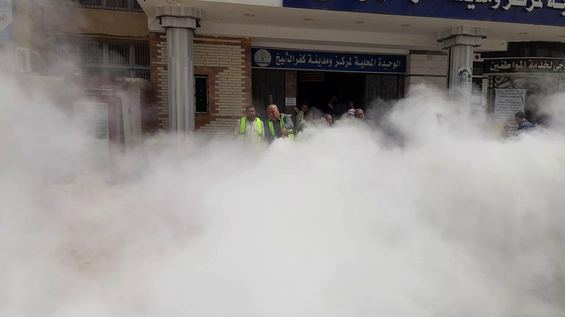 اخماد حريق خلال تجربة اخلاء اخماد حريق خلال تجربة اخلاء
