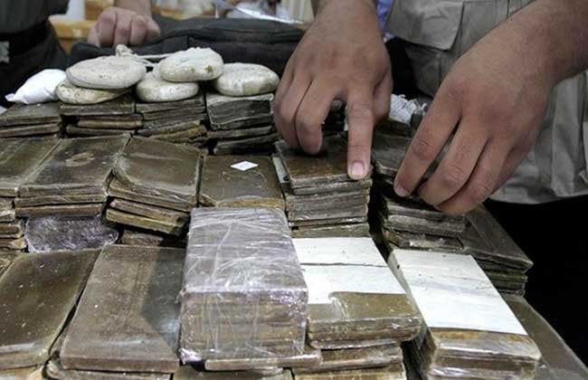 8 قضايا.. مداهمات أمنية مستمرة ضد تجار المخدرات في أسوان ودمياط