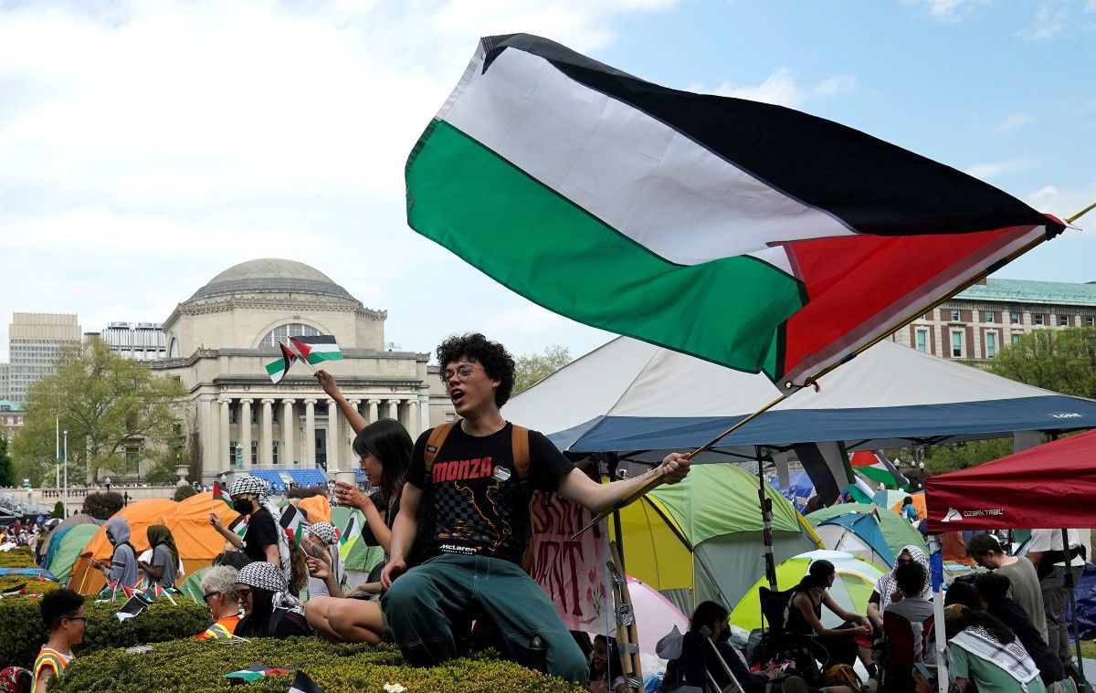 متظاهرون يلوحون بالأعلام الفلسطينية في حديقة جامعة كولومبيا (أ ف ب).