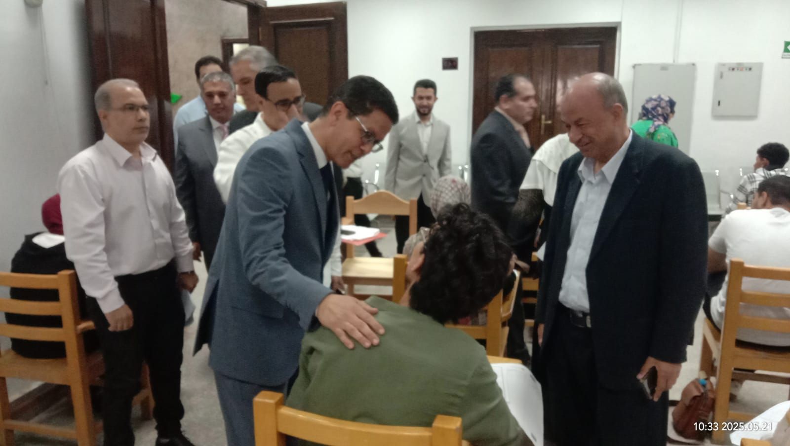 رئيس جامعة بنها يستطلع أراء الطلاب بالامتحانات رئيس جامعة بنها يستطلع أراء الطلاب بالامتحانات