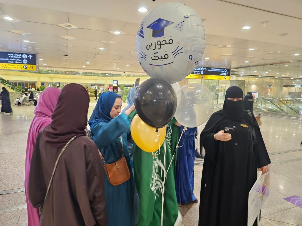أهالي أبطال ”آيسف 2025“ ينتظروهم في مطار الدمام - اليوم
