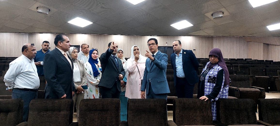 خلال تفقد قاعة المؤتمرات خلال تفقد قاعة المؤتمرات