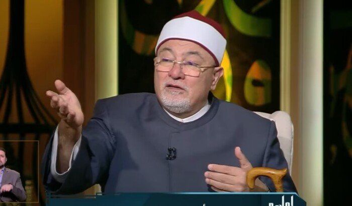 هل تبطل الصلاة في مسجد به ضريح؟.. خالد الجندي يُجيب «فيديو»