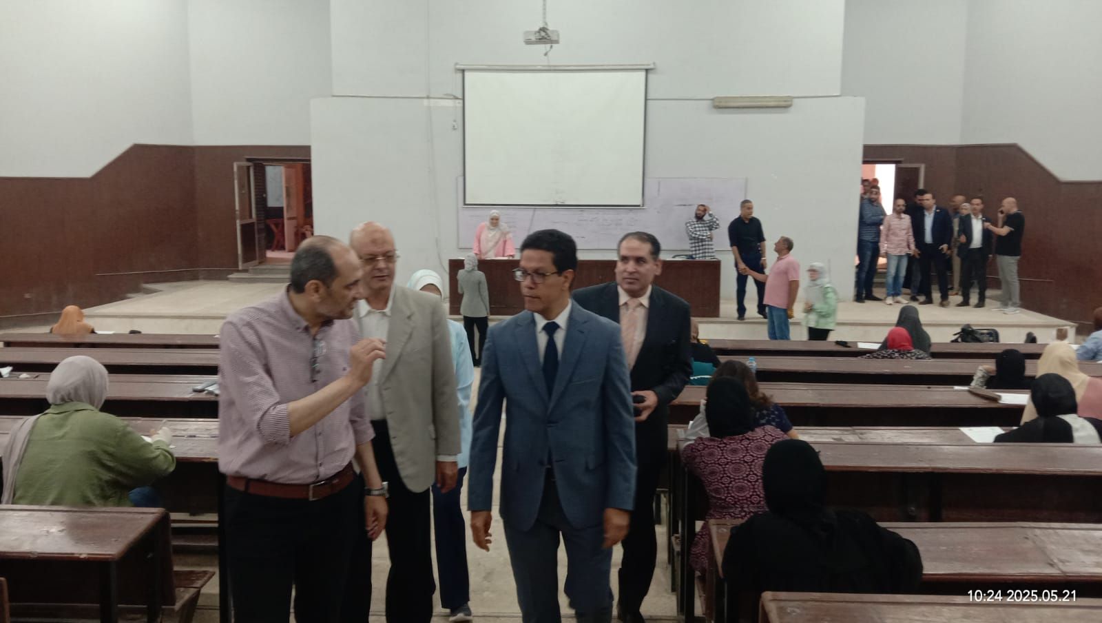 جانب من الجولة بكلية الاداب جانب من الجولة بكلية الاداب
