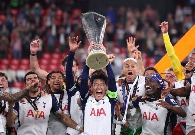 توتنهام يحتفل بلقب الدوري الأوروبي في موكب بحافلة مكشوفة