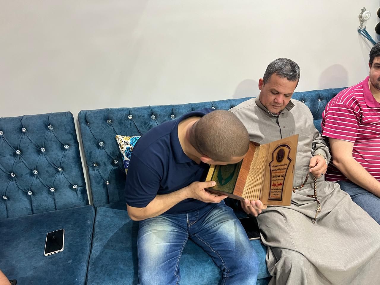 تتقبيله للمصحف الشريف تتقبيله للمصحف الشريف
