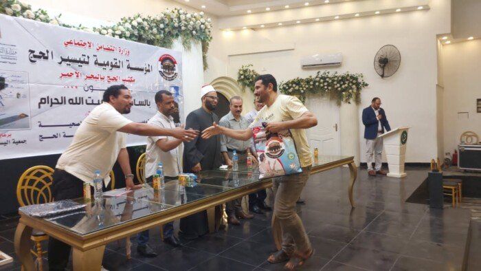 تضامن البحر الأحمر تسلم ملابس الإحرام لحجاج الجمعيات الأهلية