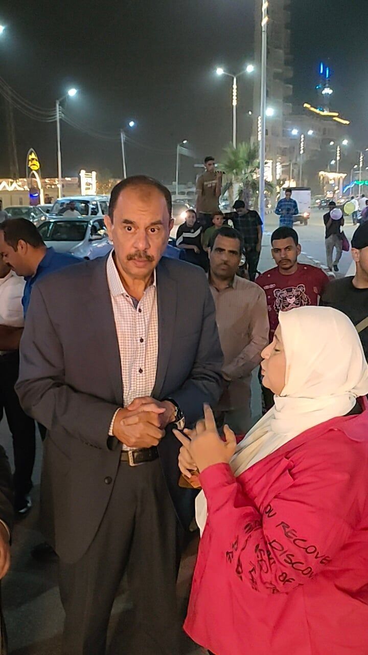 المحافظ مع مستشارة المحافظة للتجميل المحافظ مع مستشارة المحافظة للتجميل