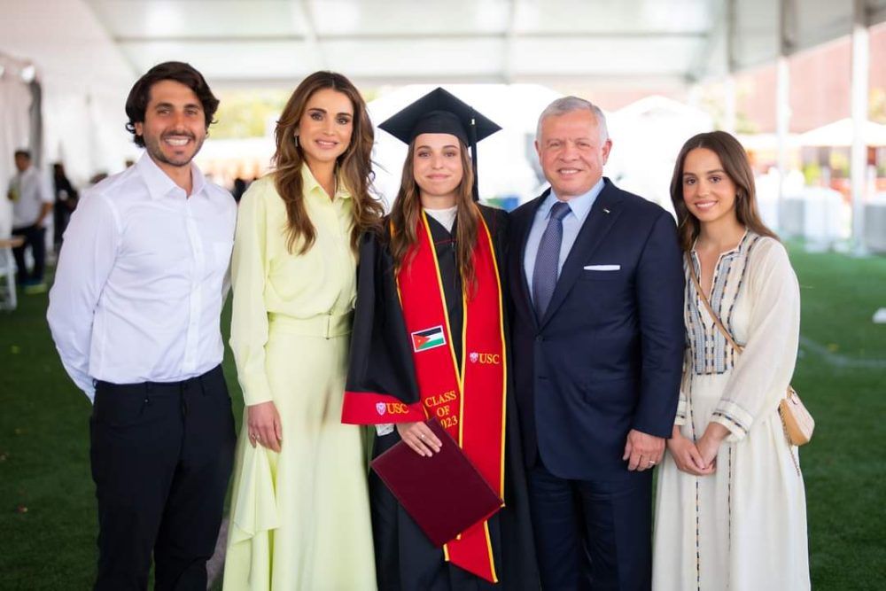 صورة الاميرة ايمان مع زوجها وعائلتها في حفل تخرّج الاميرة سلمى (إنستغرام)