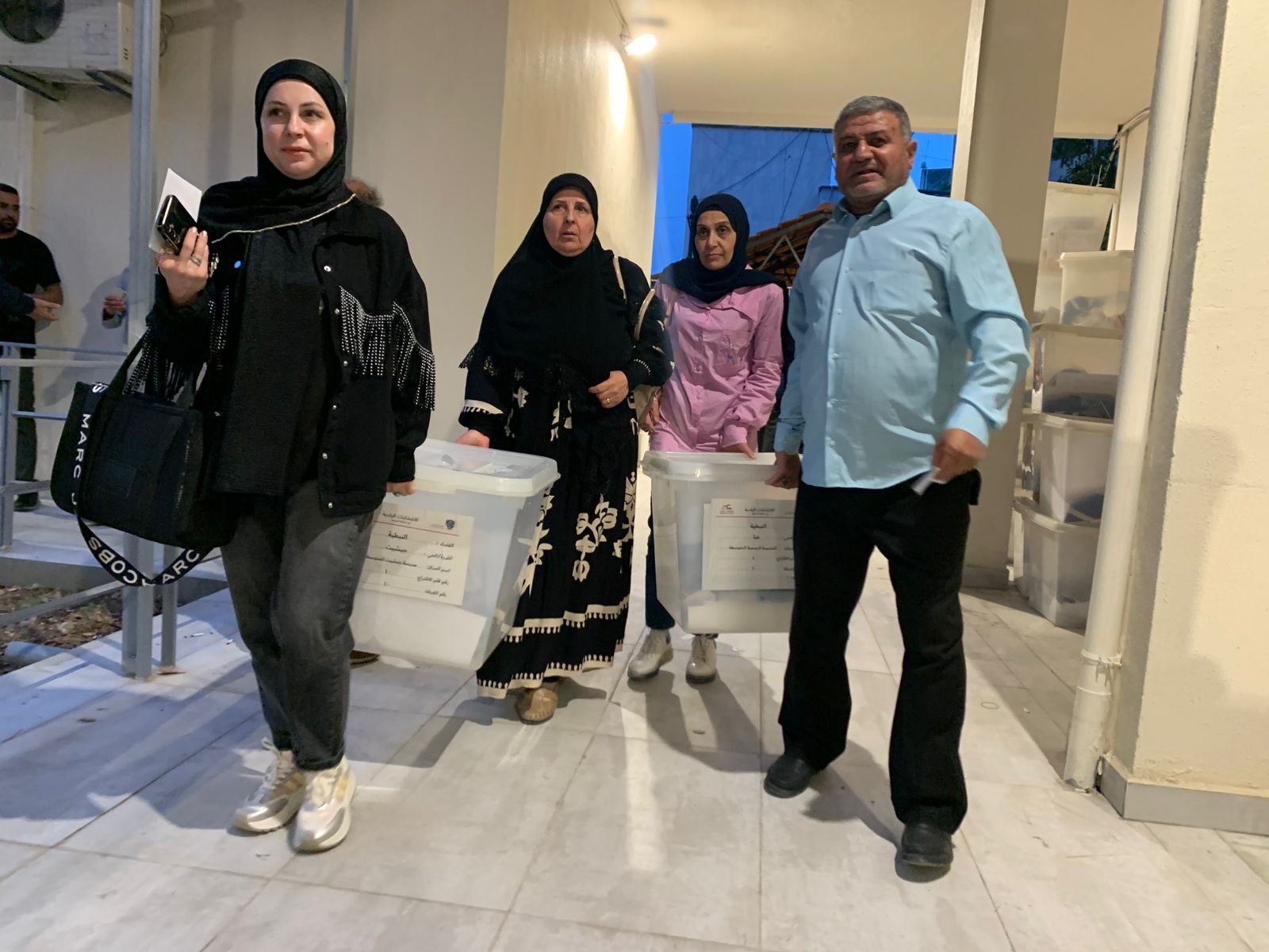 الى مراكز الاقتراع.