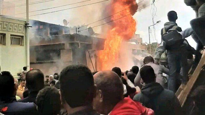 حريق يلتهم عقار مكون من 4 طوابق بالحي الثامن في أكتوبر