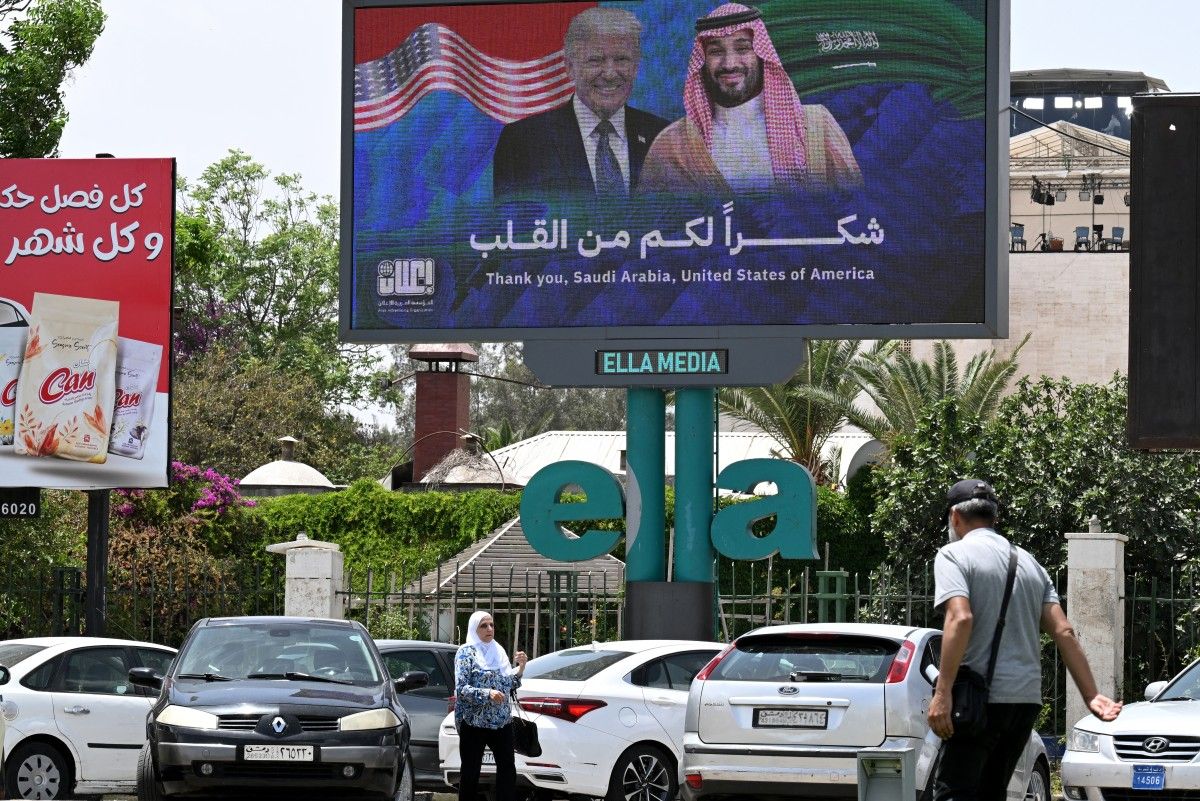 صورة للأمير محمد بن سلمان ودونالد ترامب في دمشق (أ ف ب)