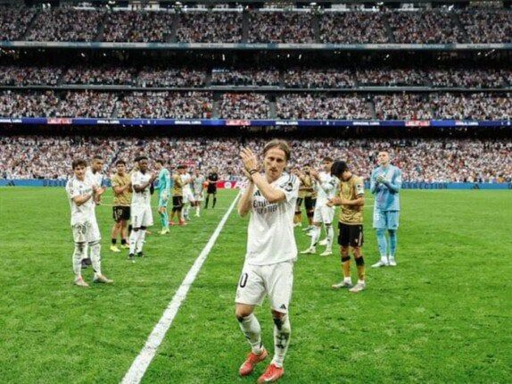 «لا تبكوا لكن ابتسموا».. كيف ودع لوكا مودريتش جماهير ريال مدريد بعد لقاء سوسيداد؟