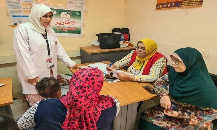 كشف وعلاج لـ 680 مواطنًا في قافلة طبية مجانية بدلنجات البحيرة