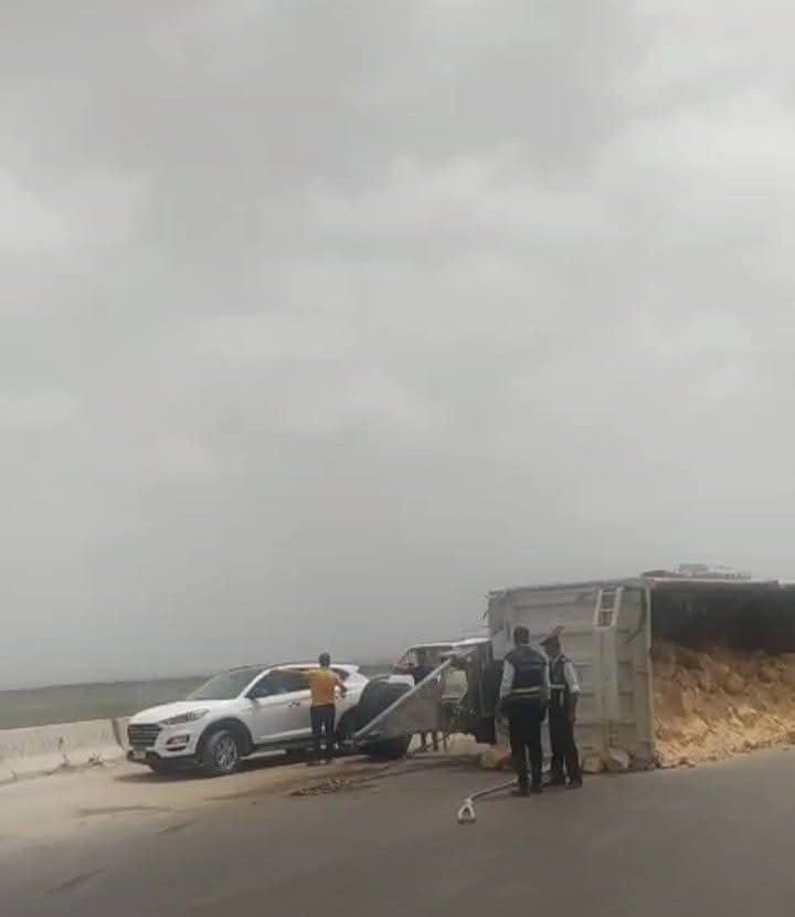 انقلاب سيارة نقل علي الطريق الصحرواي في الإسكندرية انقلاب سيارة نقل علي الطريق الصحرواي في الإسكندرية