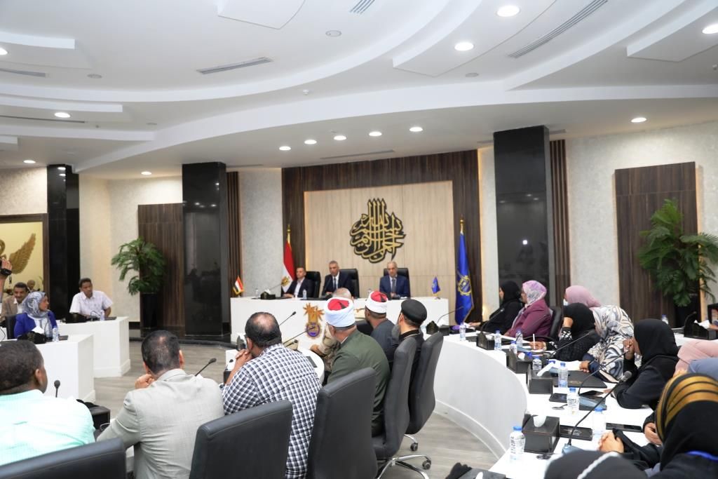 محافظ أسوان والقيادات الشعبية والتنفيذية