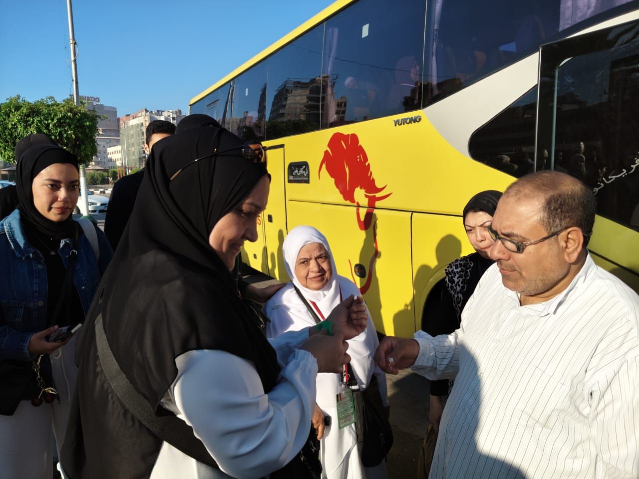 أمام الباص.