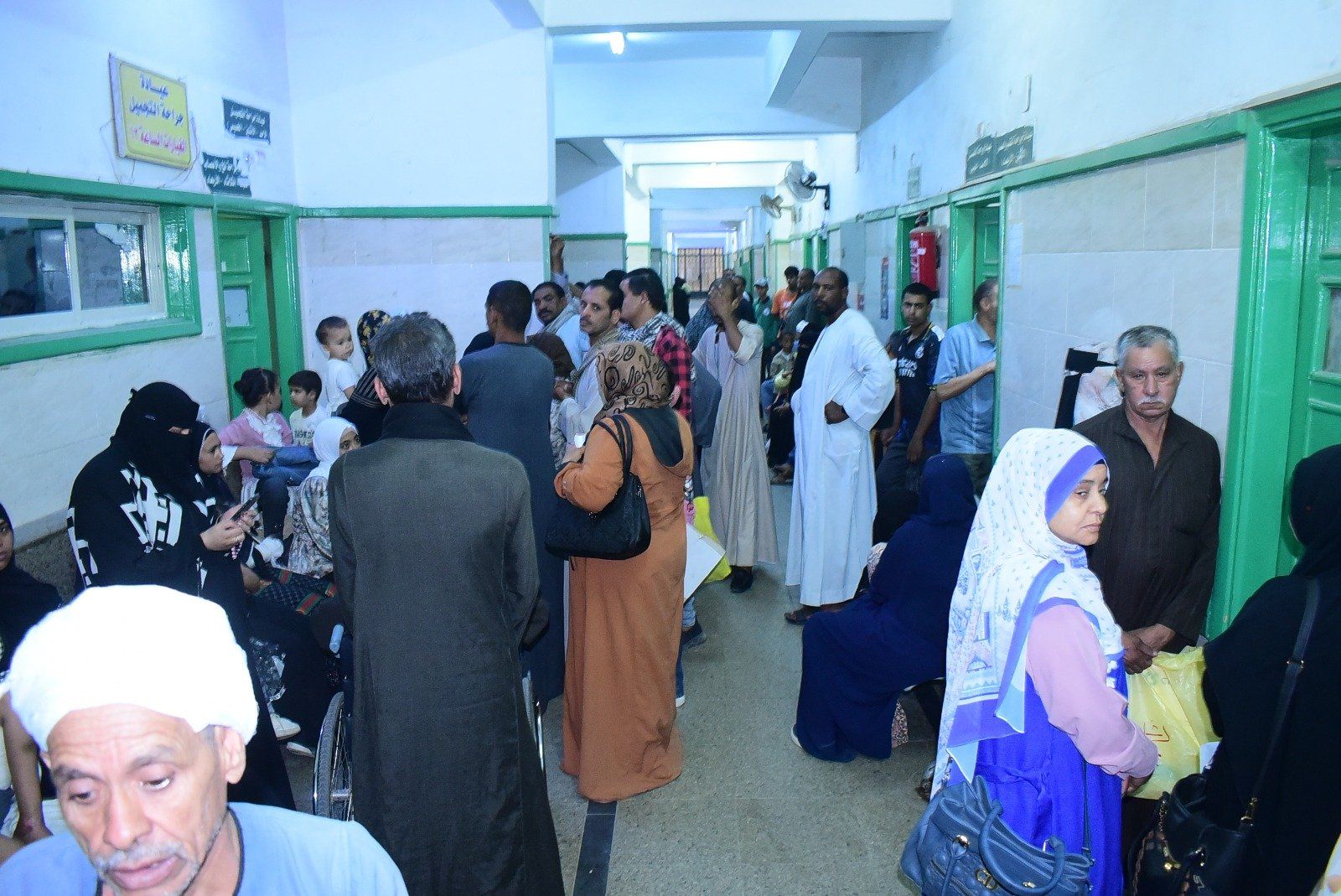 الأهالى بالعيادات فى الجامعة الأهالى بالعيادات فى الجامعة